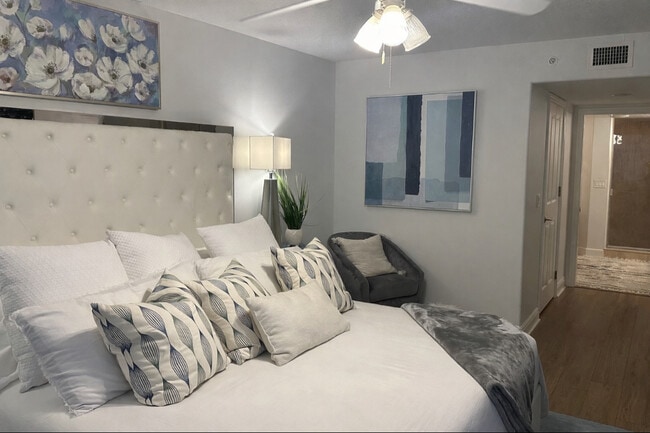 Building Photo - 561 Casa Bella Dr