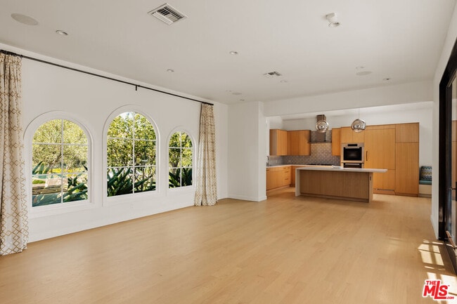 Building Photo - 647 Toyopa Dr