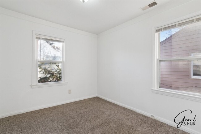 Building Photo - $1,100/month - 2 Bed 1 Bath