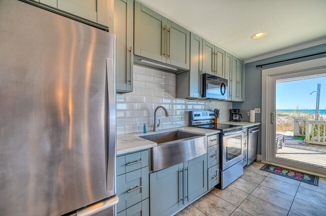Building Photo - BEAUTIFUL,  FURNISHED OFF-SEASON BEACH RENTAL