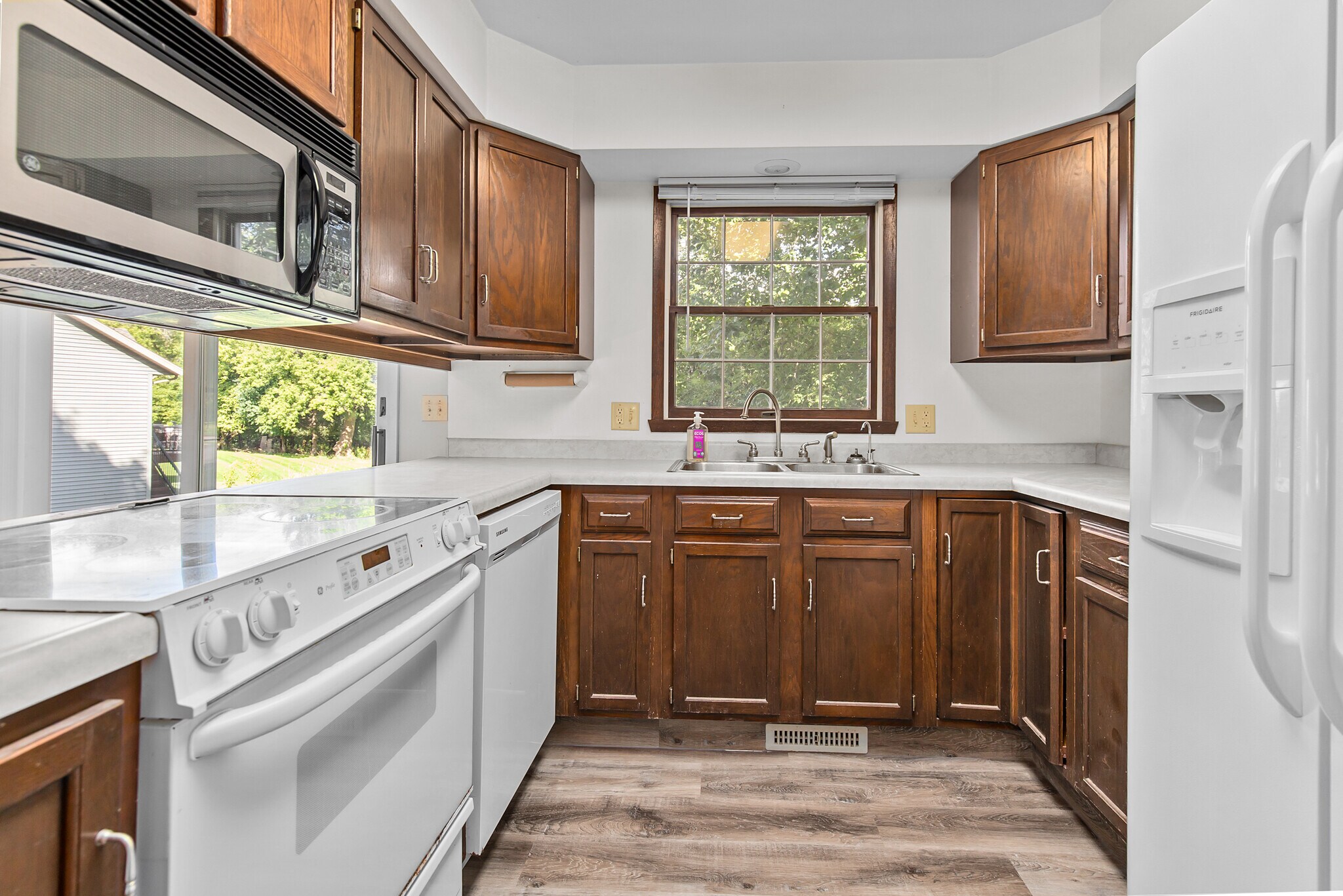 Kitchen - 1140 S Bluemound Dr