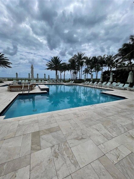 Building Photo - 16047 Collins Ave