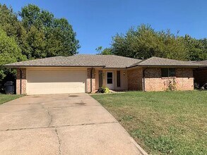Building Photo - 3 Bedroom House Available in OKC