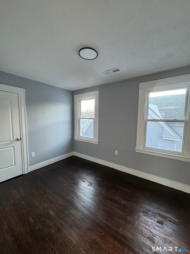 Building Photo - 10 Lester St