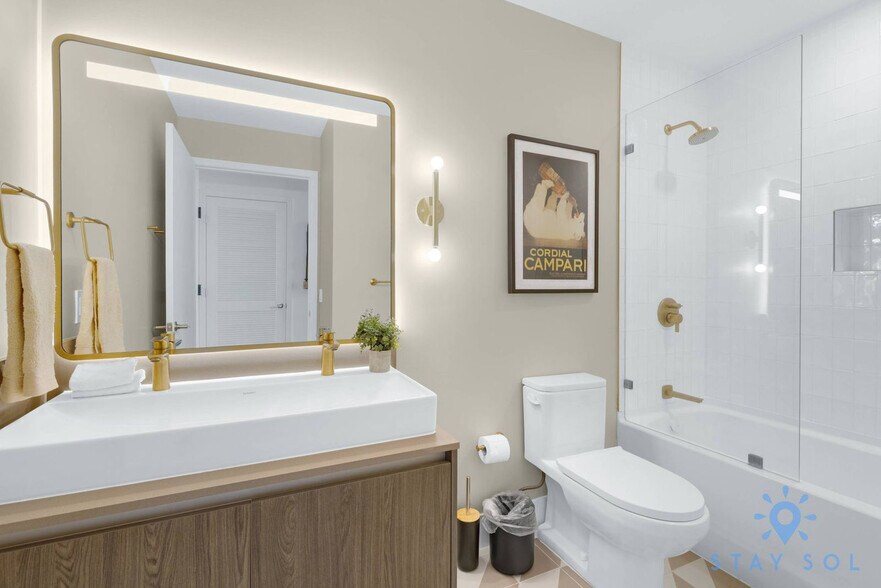 Building Photo - 601 NE 1st Ave