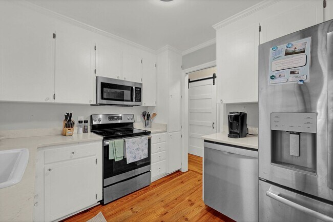 Building Photo - Furnished Off-Season 3bd/2ba Coastal Retreat with Screened Porch & Private Parking