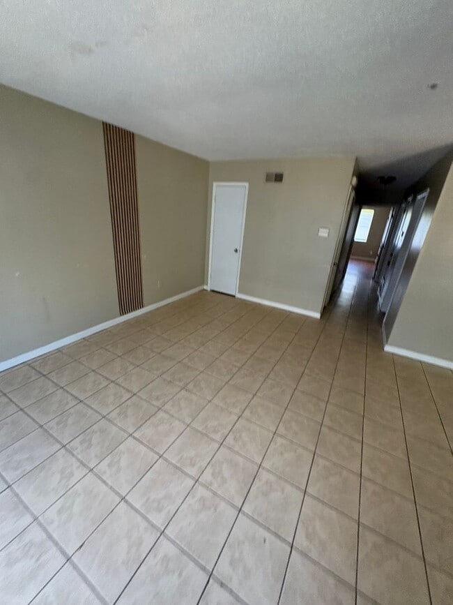 Building Photo - 3385 Barbwood Dr