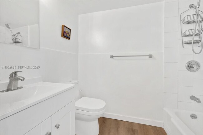 Building Photo - 1601 Bay Rd