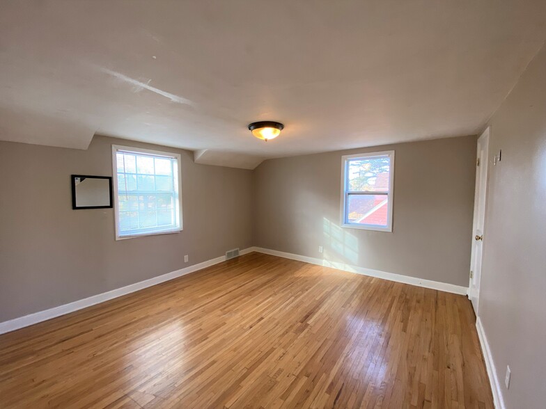 Building Photo - 18 9th Ave NW