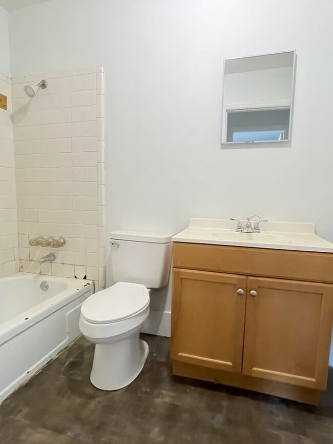 Building Photo - 3 Bedroom 1 Bathroom