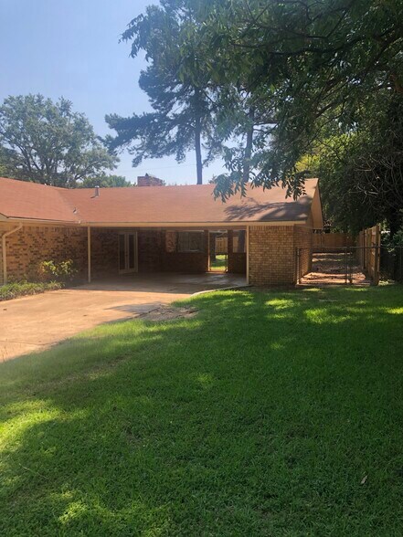 carport w/additional storage - 100 Medina Dr