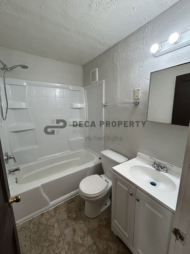 Building Photo - 4231 Ellenwood Ave