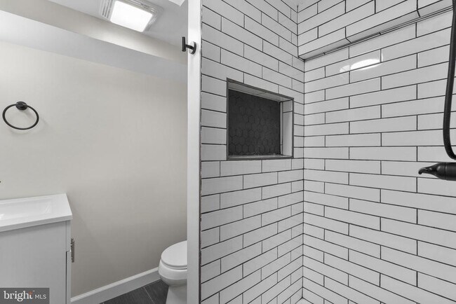 Building Photo - 112 E Randall St