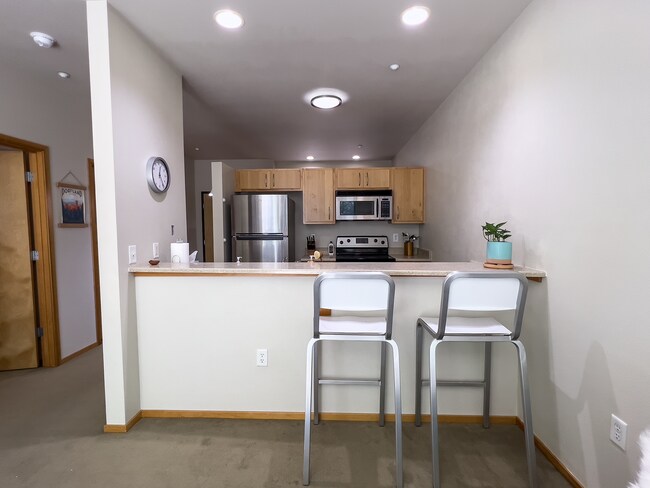 Building Photo - NW 1 Bed 1 Bath + a Den in the Pearl District! Includes W/D, Garage Parking and Storage!