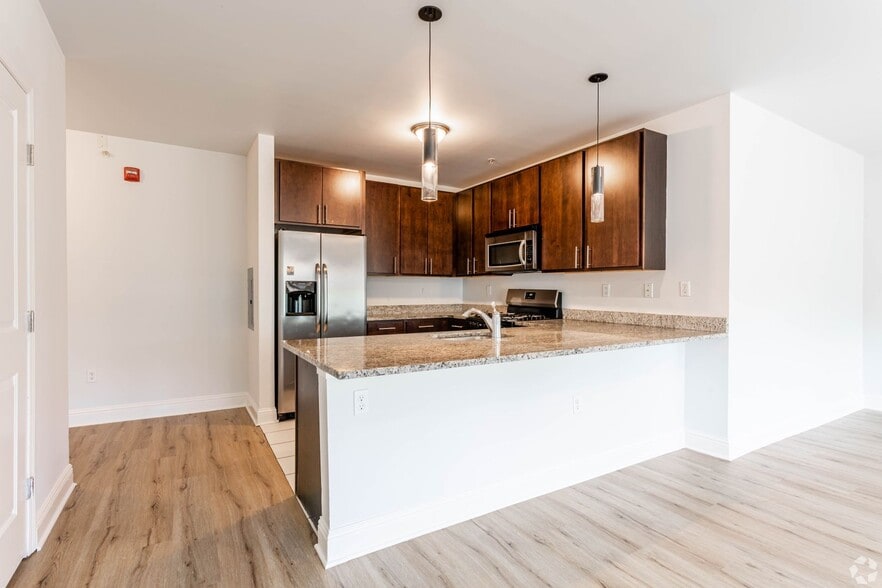 Interior Photo - 120 Halsted St