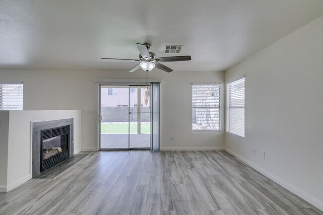 Building Photo - Stunning 4 bedroom, 2.5 bathroom