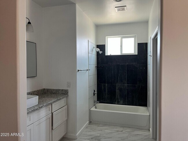 Building Photo - 545 W Ocotillo St