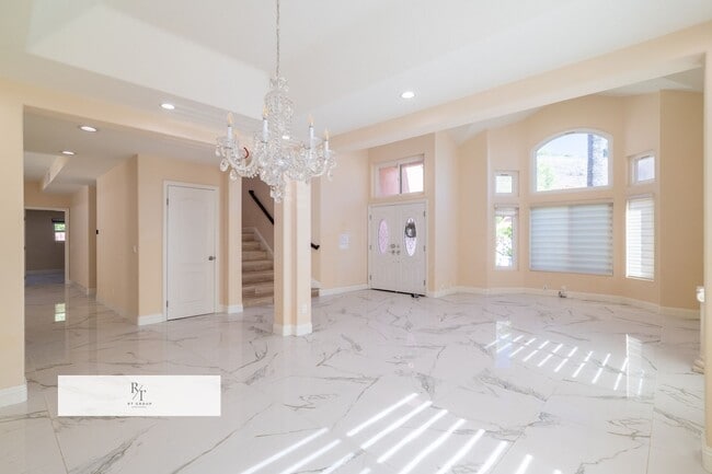 Building Photo - Stunning Remodeled Home in Walnut Valley U...