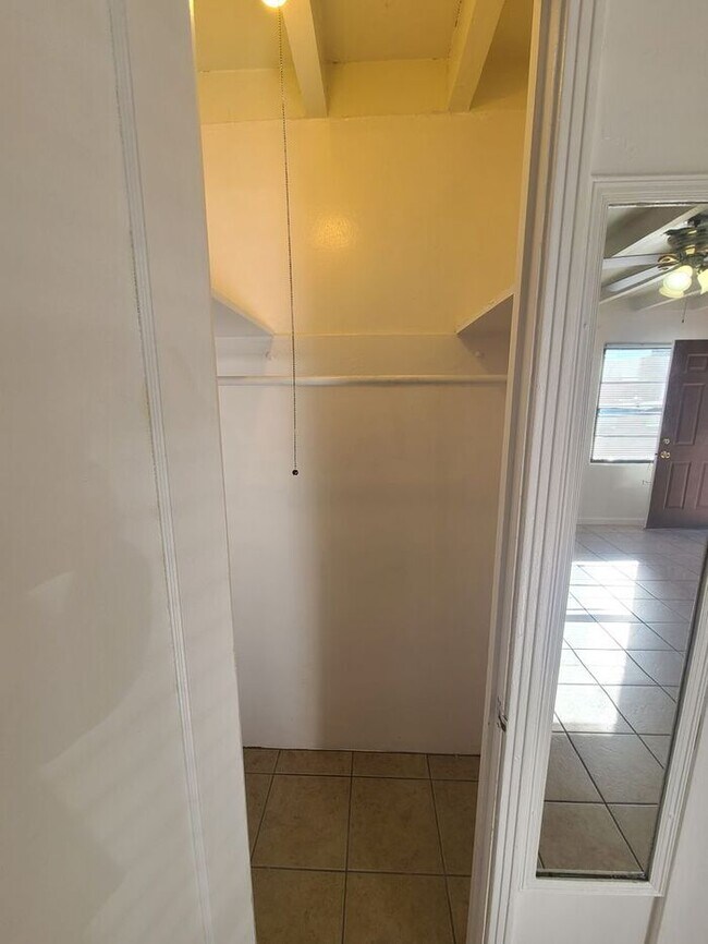 Building Photo - Ultra Charming Studio