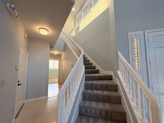 Building Photo - Charming Waterfront Single Family Home in Redwood Shores Available Now!