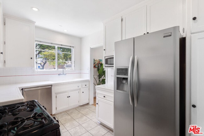 Building Photo - 474 S Roxbury Dr
