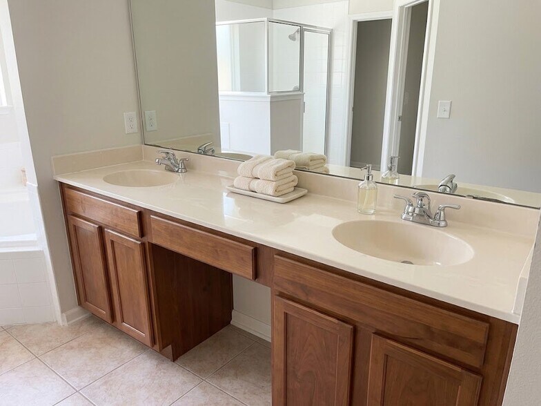 Building Photo - 465 Victoria Hills Dr