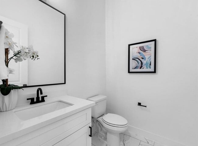 Building Photo - 5910 Val Verde St