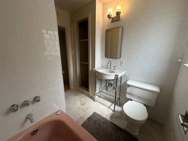 Building Photo - 3 Bedroom 2 Bathroom Home with Pool