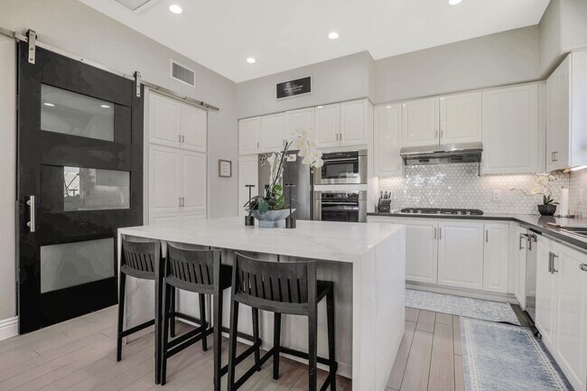 Building Photo - 860 Mission Creek Dr