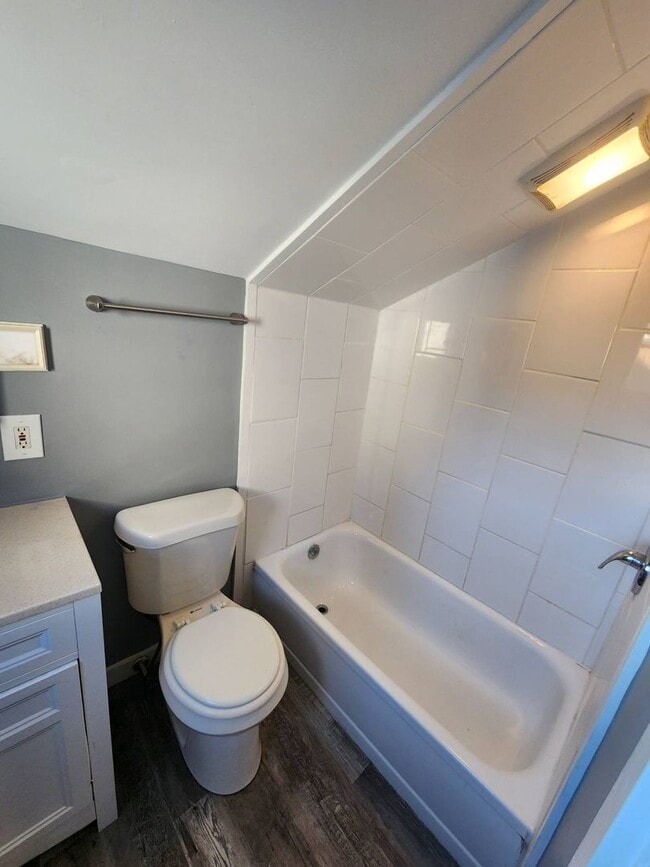 Building Photo - Charming 5-Bedroom Property in Prime Location