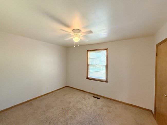 Building Photo - 3811 Lakeview Dr NW