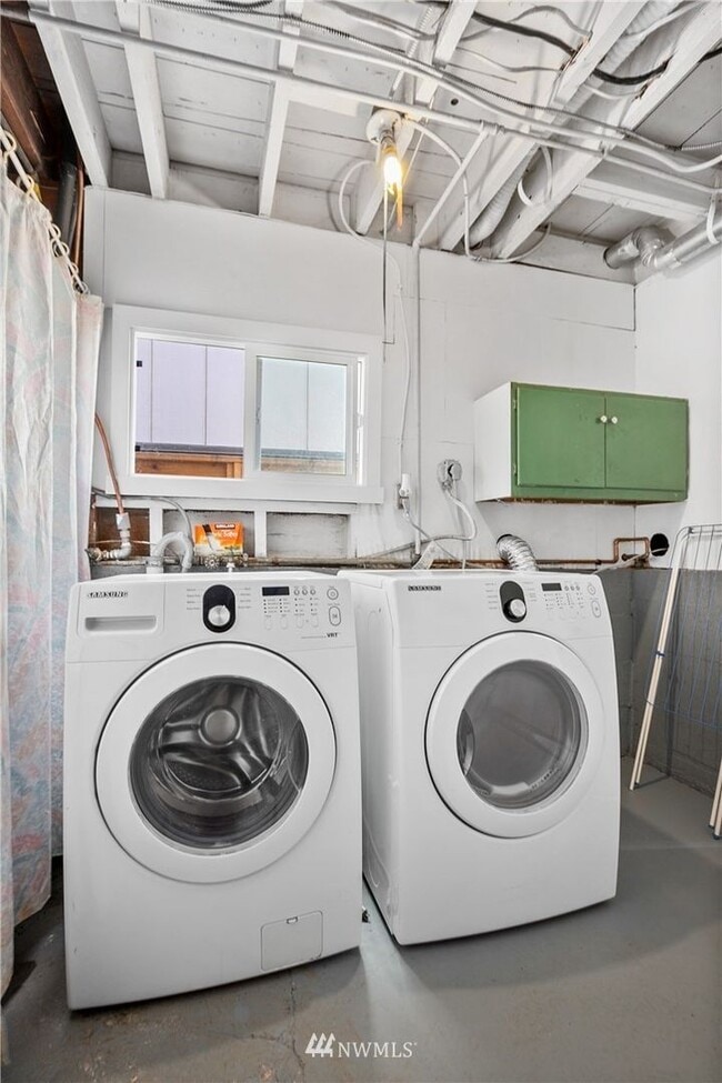 Building Photo - Spacious Montlake Rental with Stunning Vie...