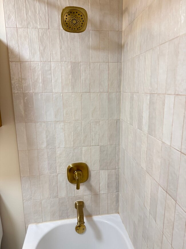 Building Photo - 6828 N Northwest Hwy