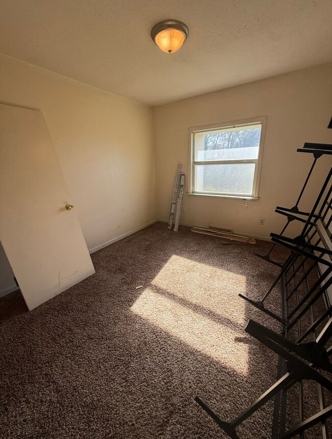 Building Photo - 4460 Hillcrest Dr