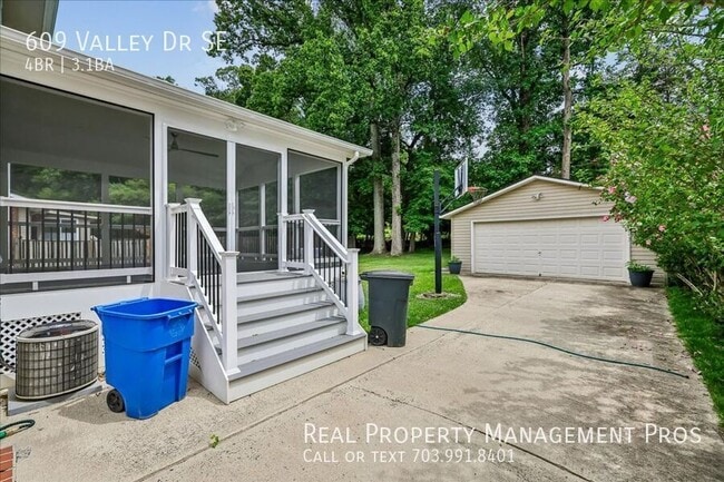 Building Photo - 609 Valley Dr SE