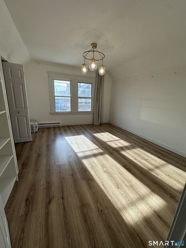 Building Photo - 27 E 9th St