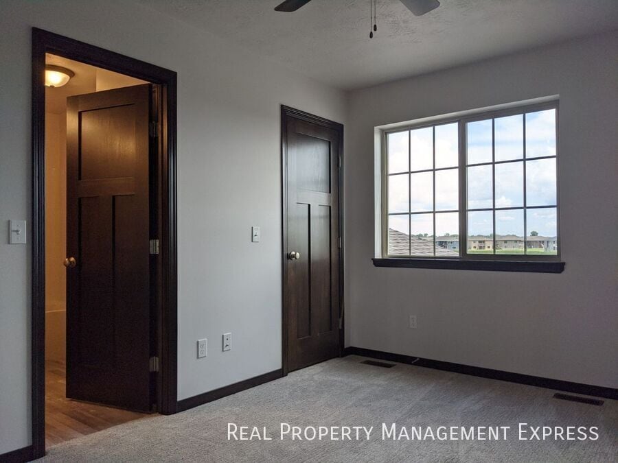 Building Photo - 3 Bedroom 1.5 Bathroom Townhome w/ Double ...