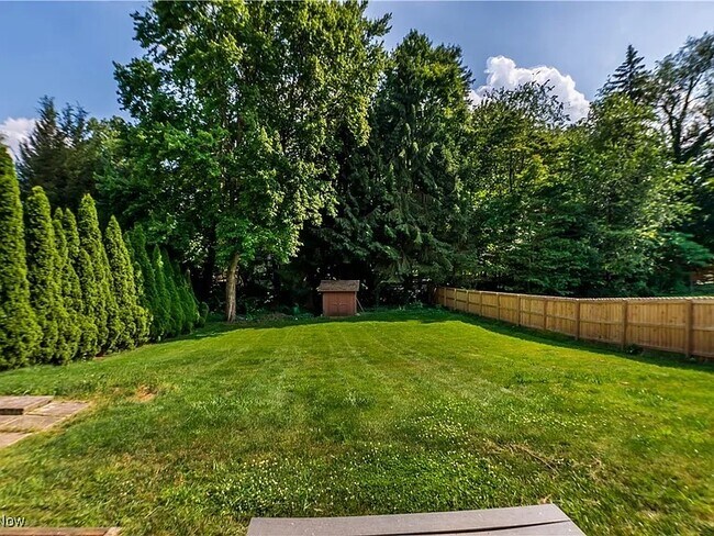 Building Photo - 216 W Glenridge Rd