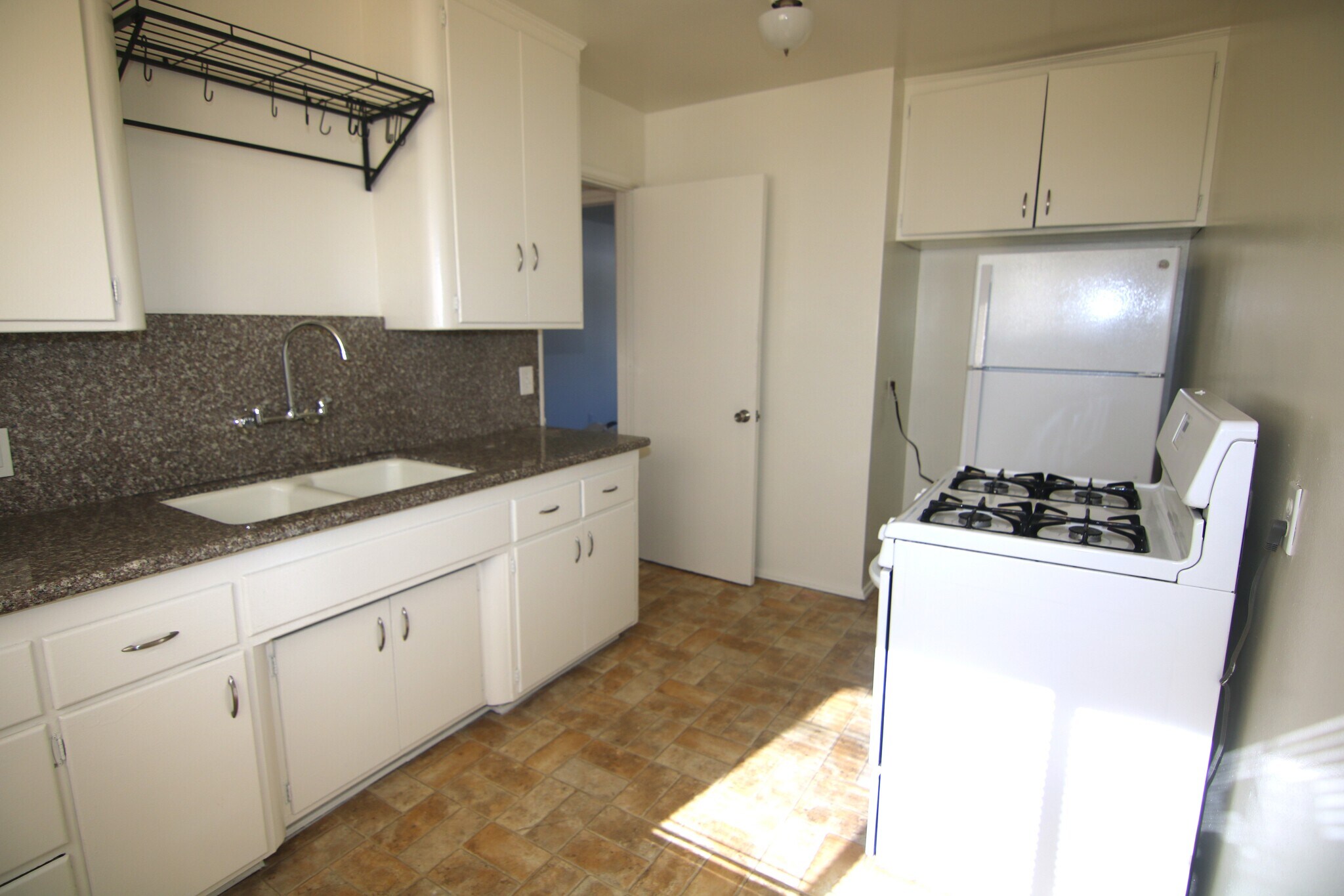 Building Photo - 4140 Verdugo Rd