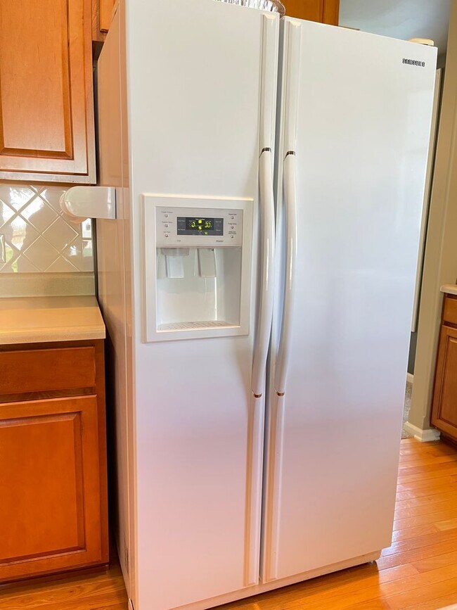 Building Photo - Move-in special. Beautiful 4 bed 2.5 bath 3000+sq ft