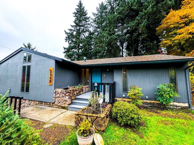 Building Photo - Elaborate 4 Bedroom 3 Bathroom Retreat in ...