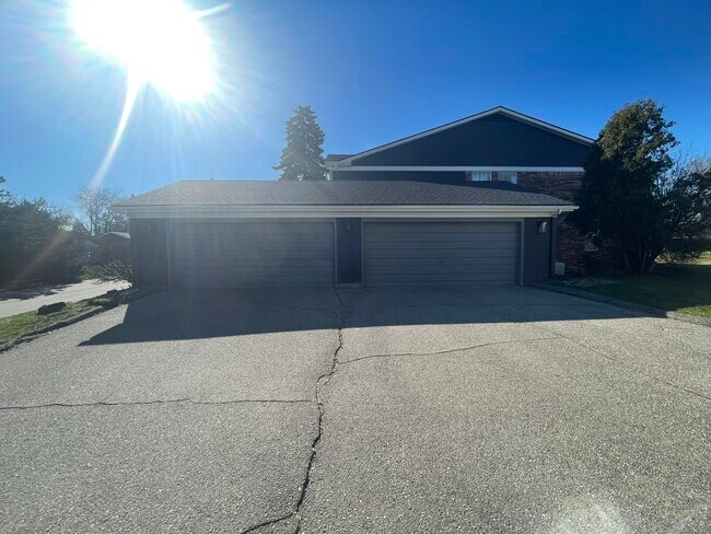 Building Photo - 30975 Pointe of Woods Dr