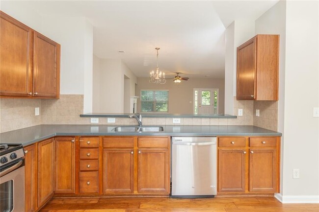 Building Photo - 860 Riverdance Dr NW