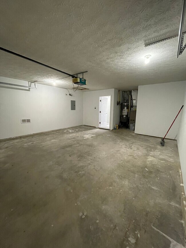 Building Photo - Three Bedroom Single Family Home - West La...
