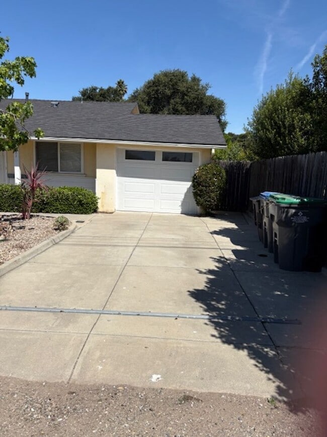 Building Photo - Beautiful 3 Bedroom, 1 Bathroom house