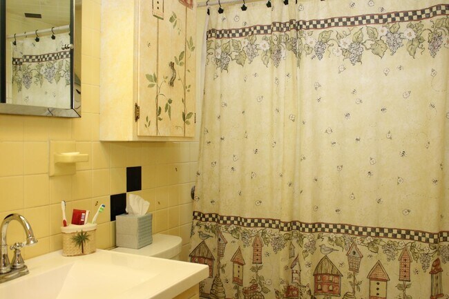 Building Photo - 318 Paradise Dr