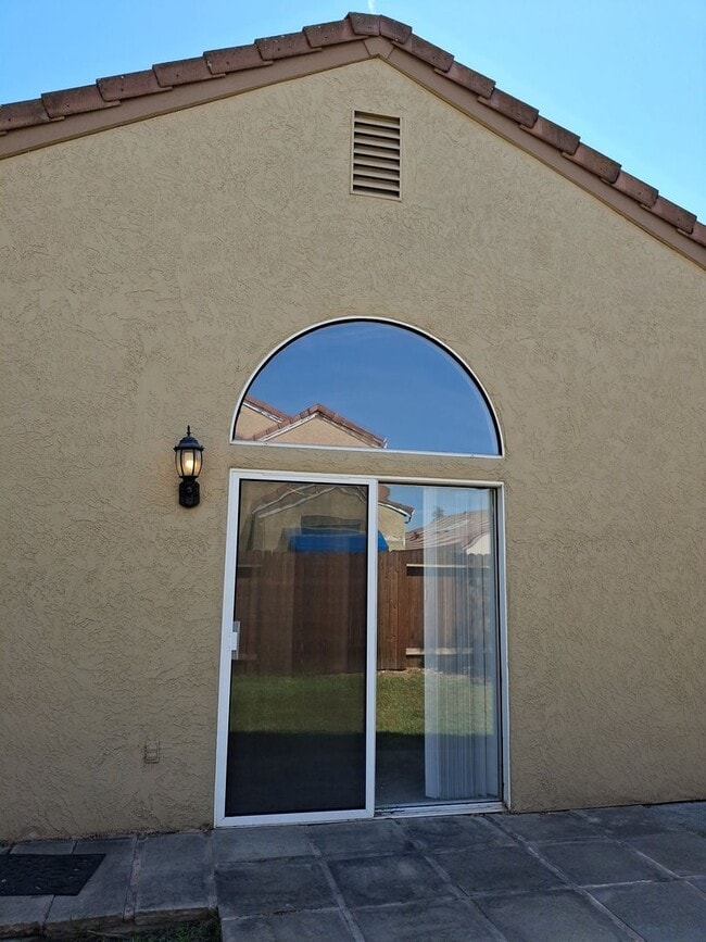 Building Photo - Central Roseville - Single Story 3 bedroom...