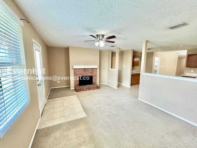 Building Photo - 4 Bed, 2 Bath Home with Fenced Yard & Garage / Available Now!