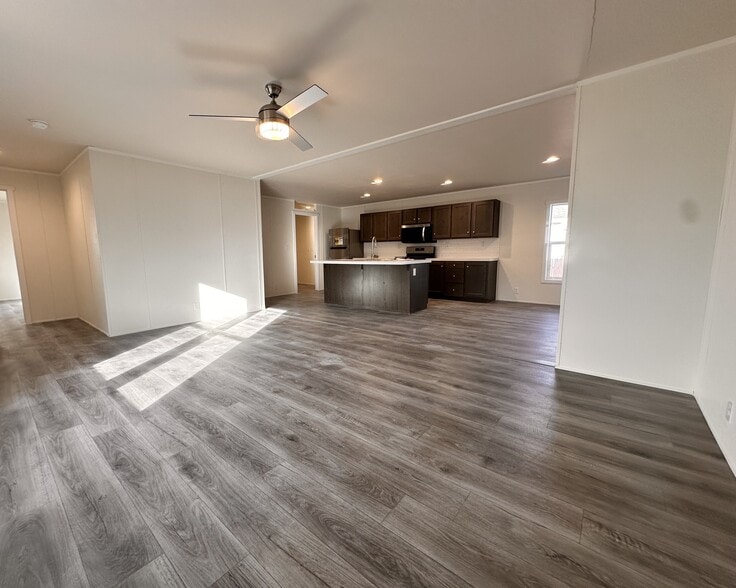 Building Photo - 8 Bing St N