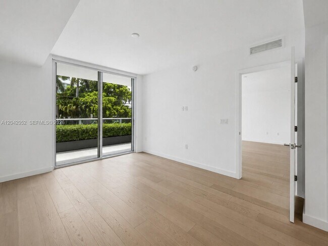 Building Photo - 9221 E Bay Harbor Dr